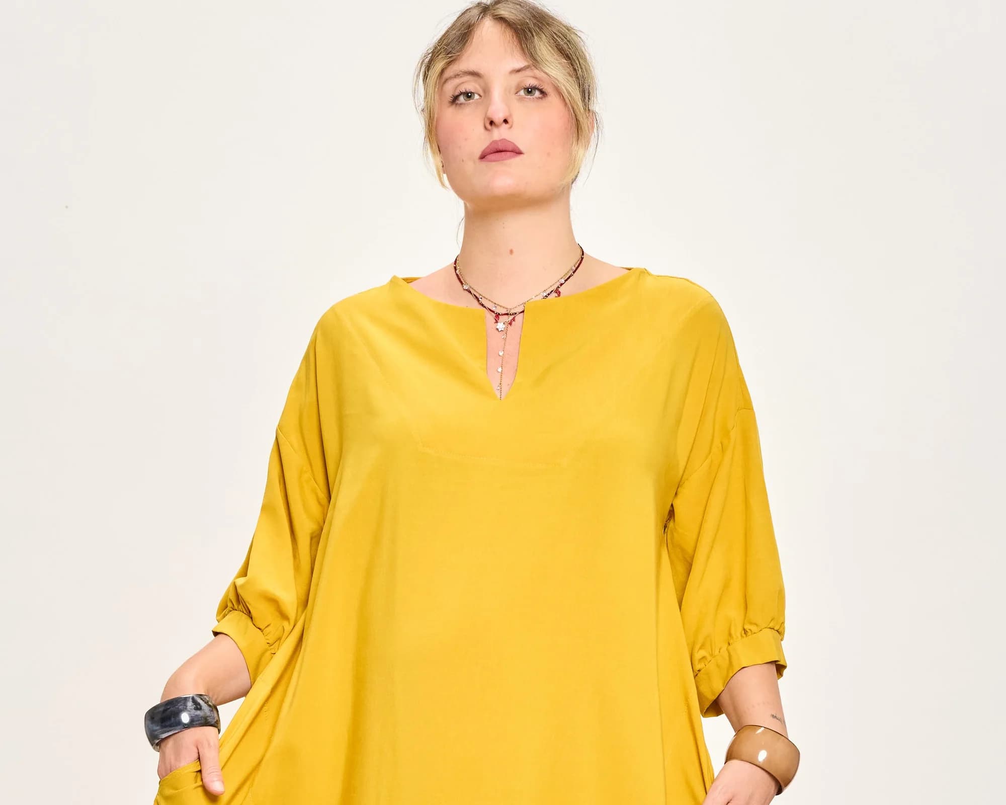 Abito a trapezio donna: perché sta bene e come si porta
