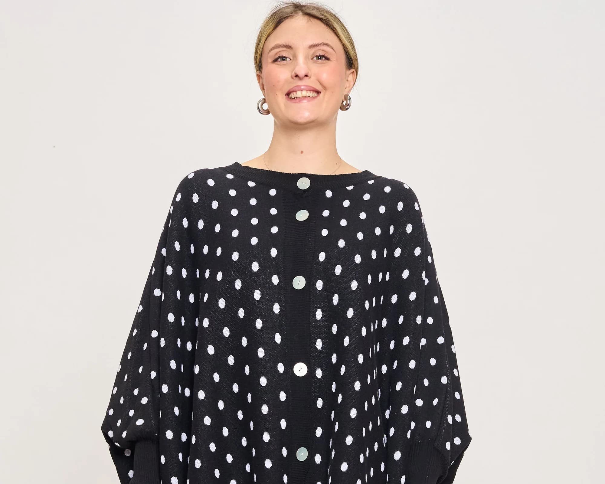 Cardigan lungo donna: come abbinarlo e a chi sta bene
