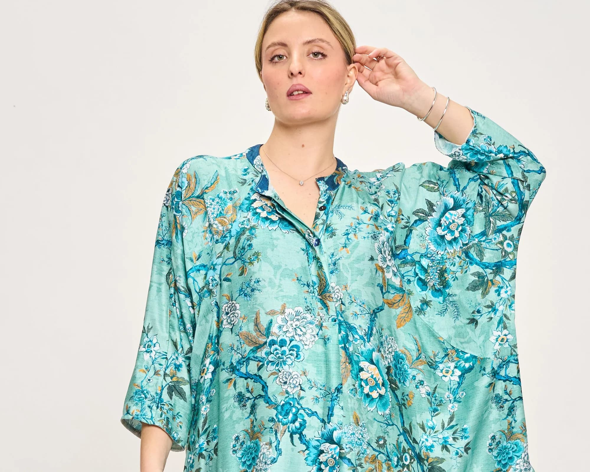 Casacca donna: cos'è, come si porta e differenze con la blusa
