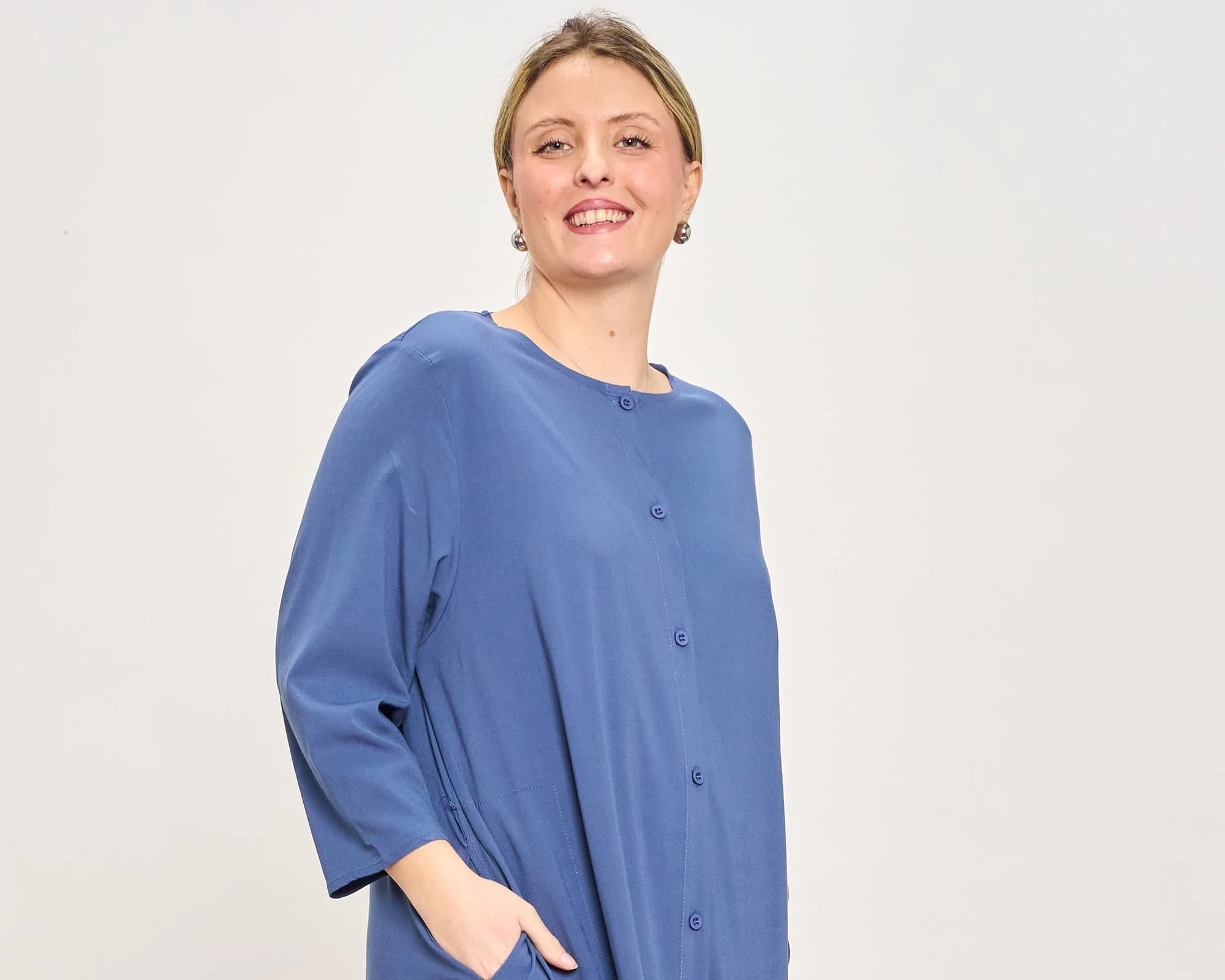 Chemisier: cos'è e come si porta l'abito camicia curvy