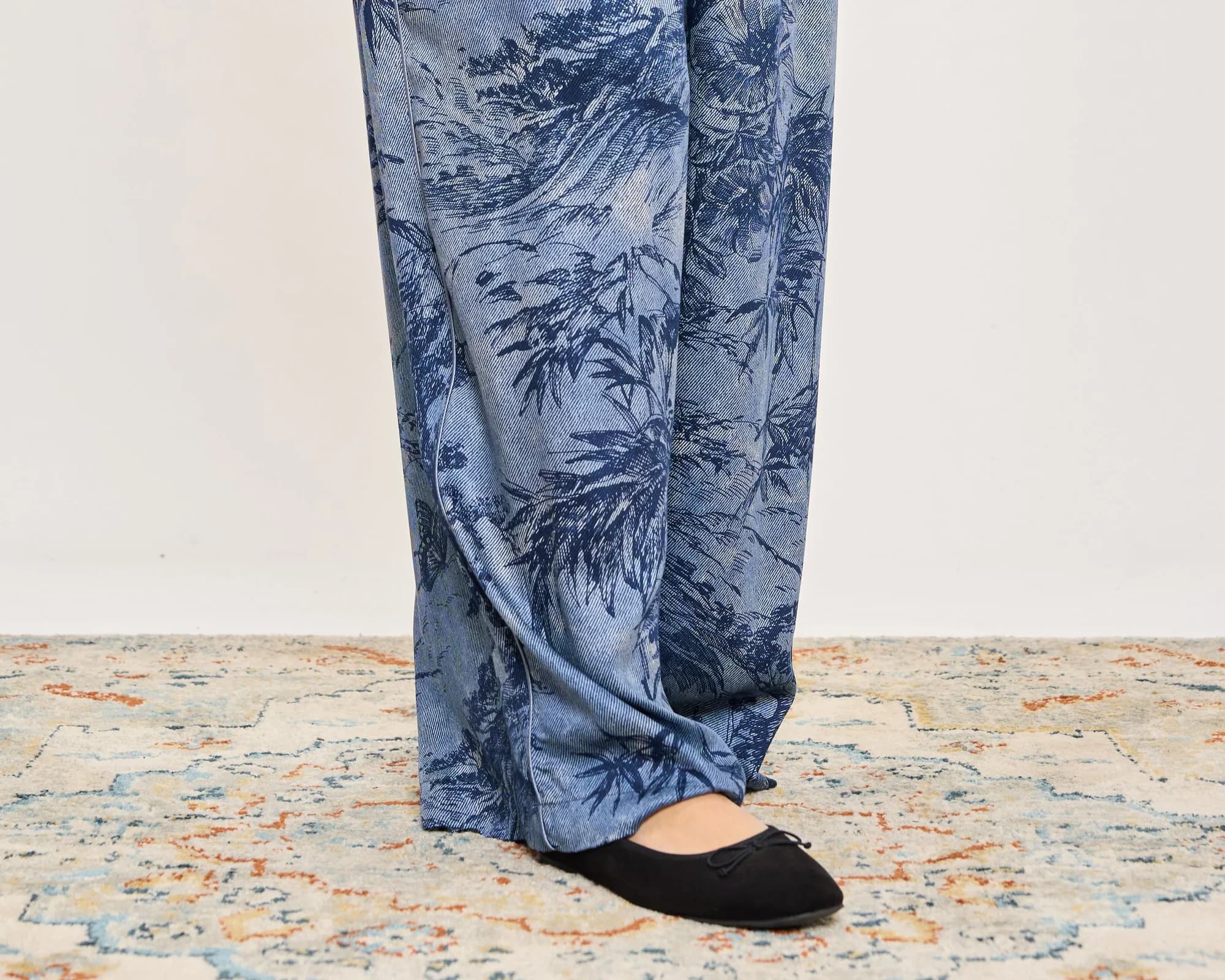Pantalone a zampa: come si porta e come abbinarlo bene