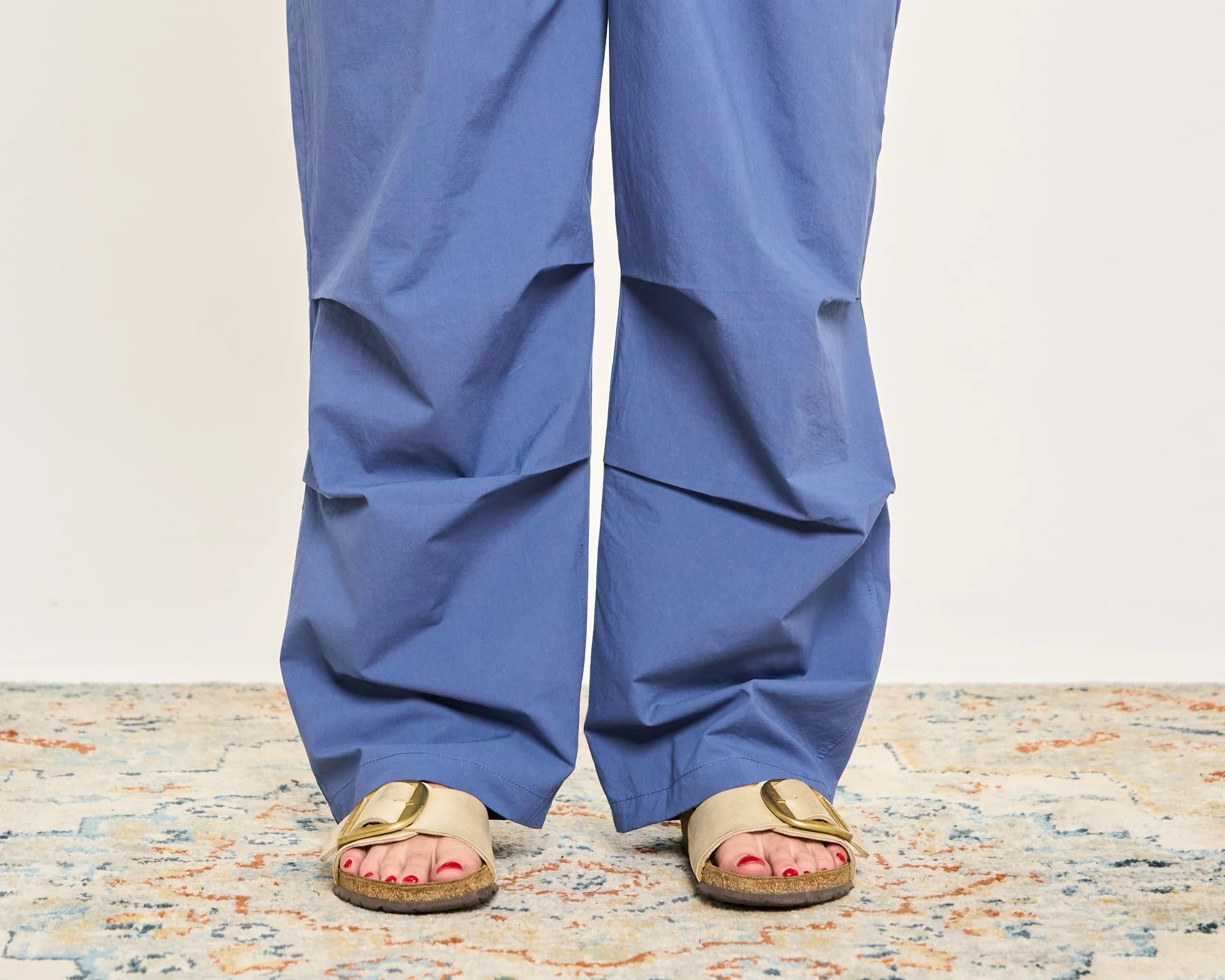 Pantaloni baggy: come si portano (senza sparire dentro)