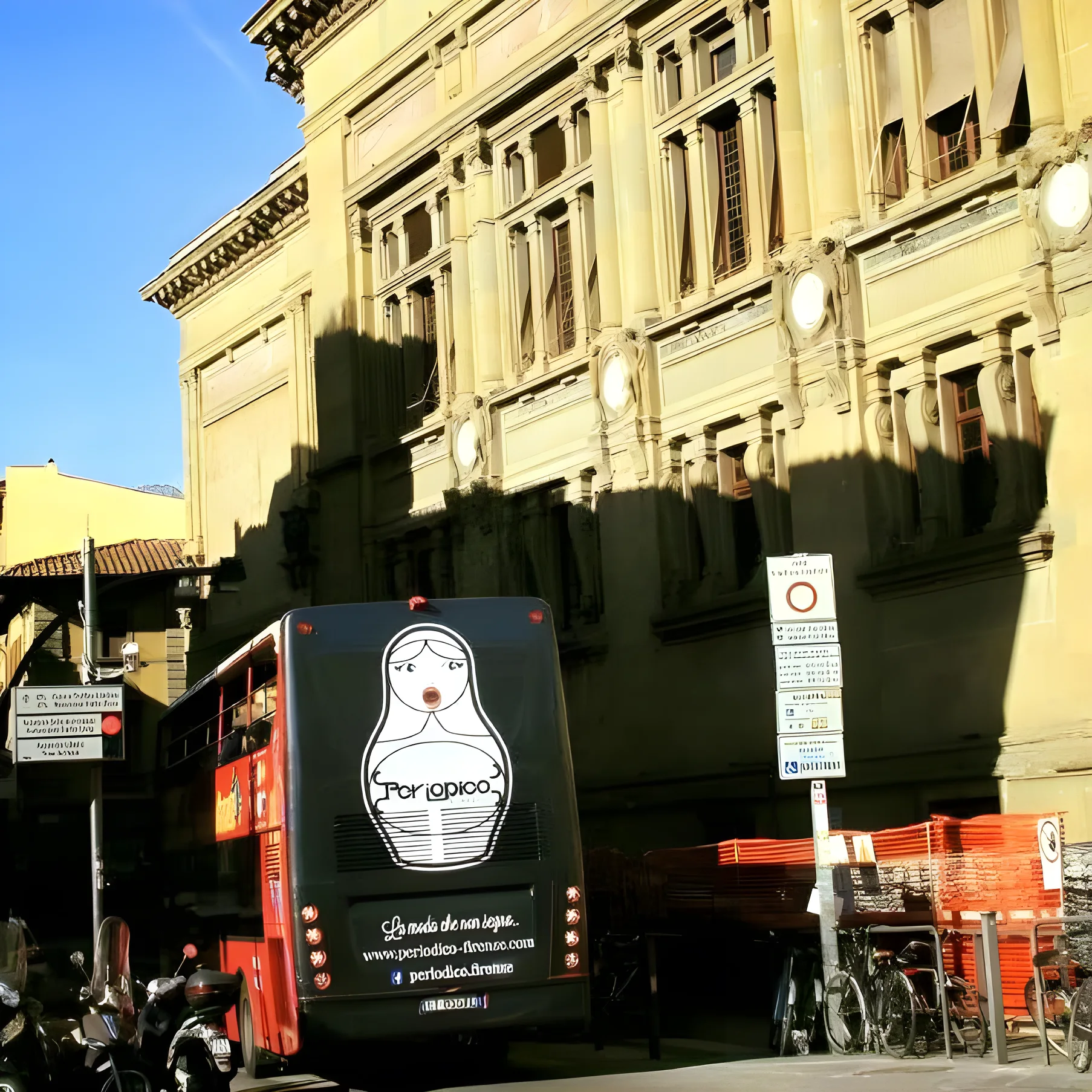 The first Florence bus carrying the Periodico advert