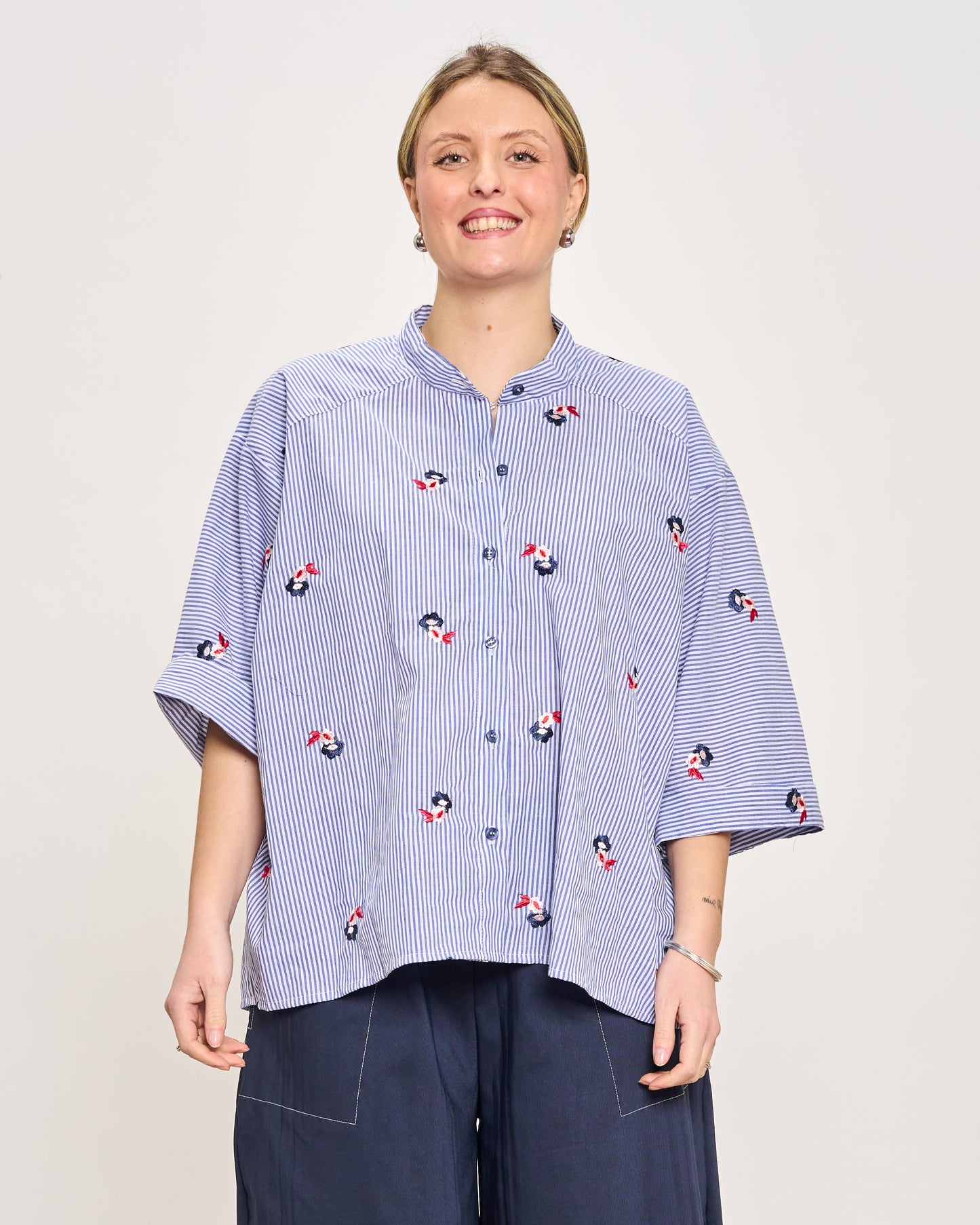 Camicia Over Corta con Ricami