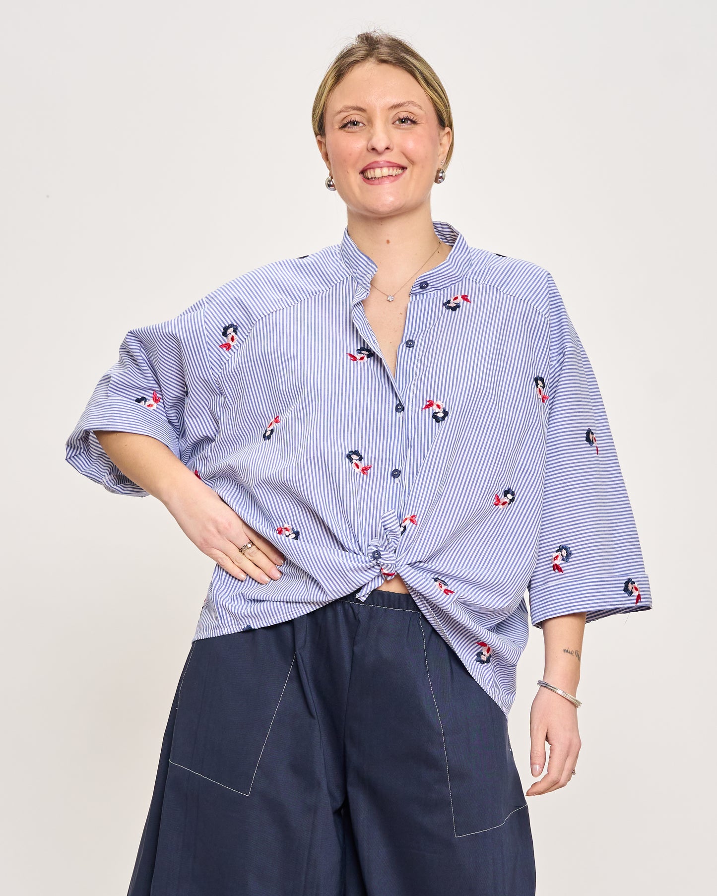 Camicia Over Corta con Ricami